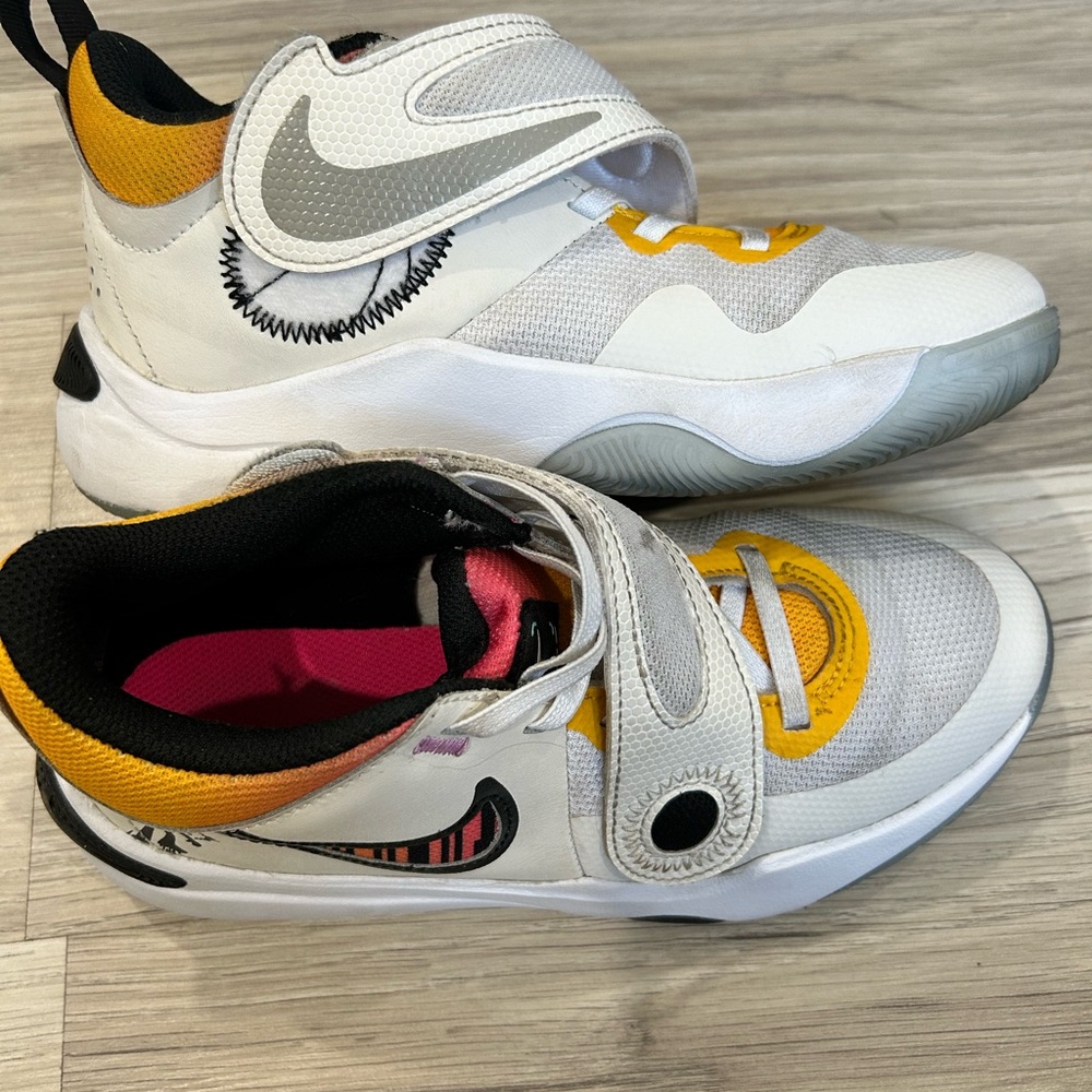 Nike Team Hustle D 11 Basketball Shoe‎ youth SZ 4